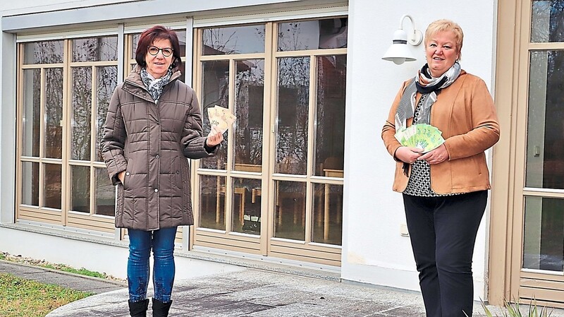 Christine Schruf (r.) übergab 1 000 Euro an Gaby Deingruber (l.), Vorsitzende des Kinderschutzbunds.