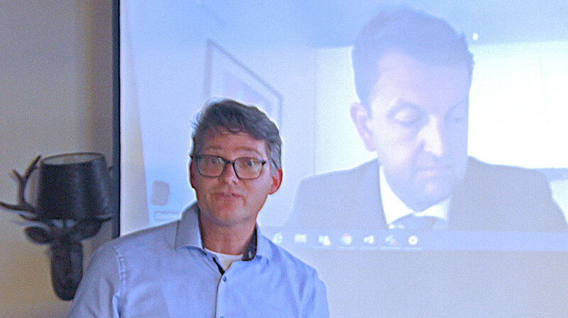Dr. Markus Straßberger und der per Video zugeschaltete Bürgermeister Christian Pröbst.