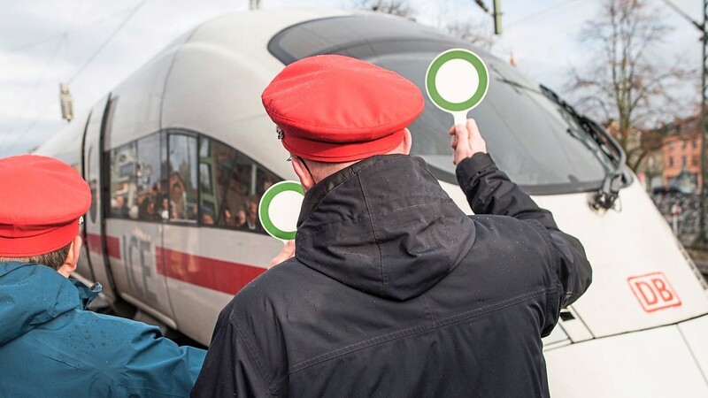 Mehr Personal, besserer Service, mehr ICEs: Bei der Deutschen Bahn soll mit einem Maßnahmenpaket Vieles besser werden.