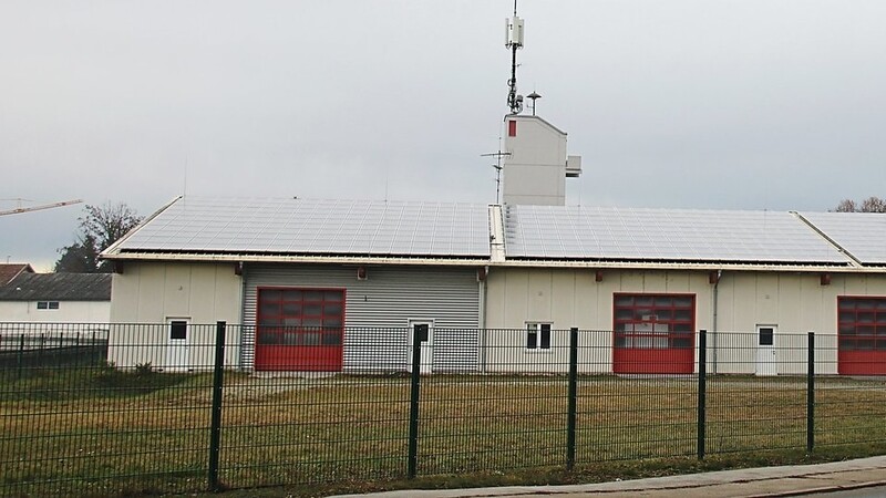 Das gesamte Dach der Halle bei der Feuerwehr ist voll mit Photovoltaikplatten.