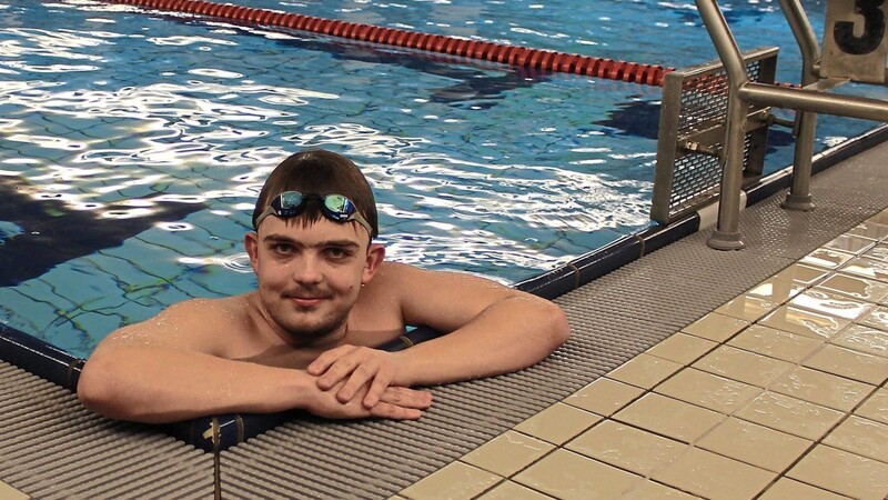 Dorian Burkardt bei seinem Training im Panoramabad in Arnbruck. Im Sommer tritt der 25-Jährige bei den Special Olympics World Games an.