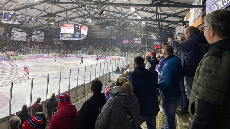 Raufereien sorgten beim Eishockeyspiel am Freitagabend im Eisstadion für Unruhe. Ein starkes Polizeiaufgebot konnte die Lage beruhigen.