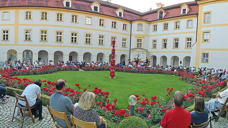 Zum zweiten Konzert des MFK Köfering-Neutraubling strömten rund 190 Besucher in den Innenhof des Köferinger Wasserschlosses und wurden unter Corona-Abständen im Geviert verteilt.