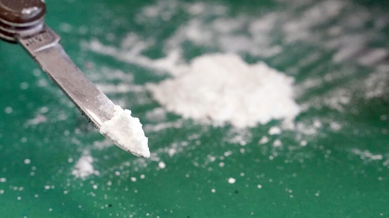 Die Polizei hat im Rucksack eines Reisenden circa 100 Gramm Kokain gefunden. (Symbolbild)