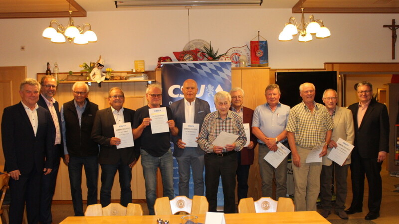 Die geehrten Mitglieder für 40 und 45 Jahre Mitgliedschaft mit (von links) Ortsvorsitzendem Axel Schieder, Bürgermeister Christian Dobmeier und rechts MdL Josef Zellmeier.