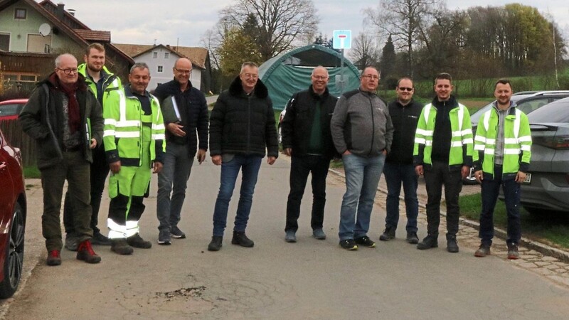 Vertreter von Stadt und der beteiligten Firmen fanden sich am Freitag zur Baustelleneineinrichtung in Untergrafenried ein.