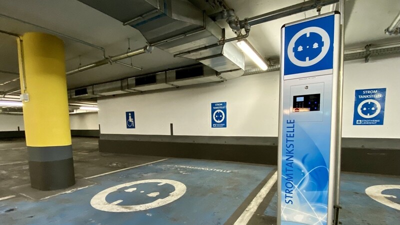 Insgesamt elf öffentliche E-Ladestationen stehen im Stadtgebiet für Elektrofahrzeuge bereit.