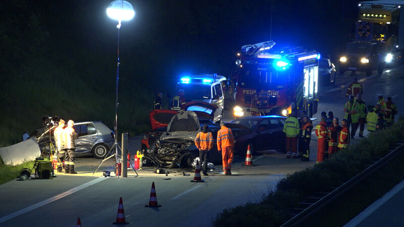 Auf der A93 bei Abensberg sind in der Nacht auf Sonntag drei Autos in ein liegengebliebenes Fahrzeug gekracht.