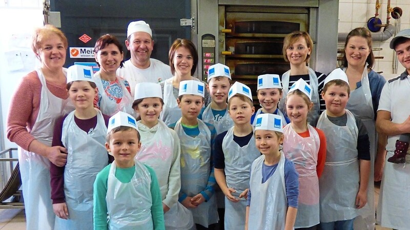 Die Kommunionkinder aus Pauluszell und Seifriedswörth durften sich in der Bäckerei umschauen.