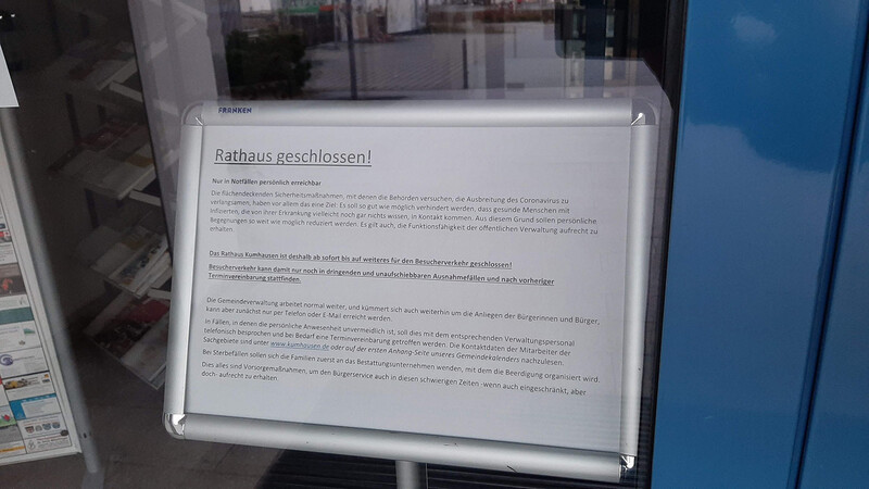 Wie in zahlreichen Rathäusern informiert auch in Kumhausen ein Schild über die aktuellen Schließungen und die Möglichkeiten der Terminvergabe.