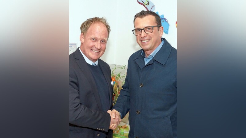 Christopher Graf von Lerchenfeld (CSU) gratuliert dem Wahlgewinner Armin Dirschl von der Bürgerliste Köfering-Egglfing zum nahezu unangefochtenen Sieg bei der Wahl zum ersten Bürgermeister in Köfering, mit dem dieser in die zweite Amtszeit geht.