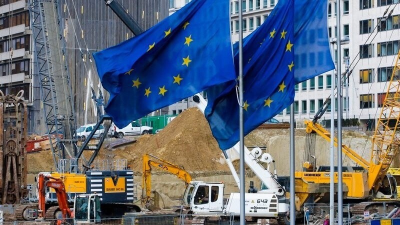Europäische Flaggen wehen vor einer Baustelle in Brüssel, Foto aufgenommen am 18. Februar. Am gleichen Tag tagen die 26 EU-Staaten und versuchen Einigungen zu erzielen hinsichtlich der Flüchtlingspolitik, einer Abwendung eines Brexits und einer Aussöhnung mit Großbritannien.
