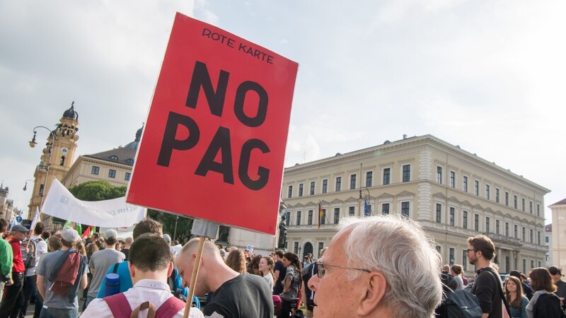 Gegen das PAG in der "CSU mit absoluter Mehrheit"-Fassung hatten Zehntausende protestiert. Jetzt sind die meisten der besonders kritisierten Bestandteile wieder ausgebügelt worden.