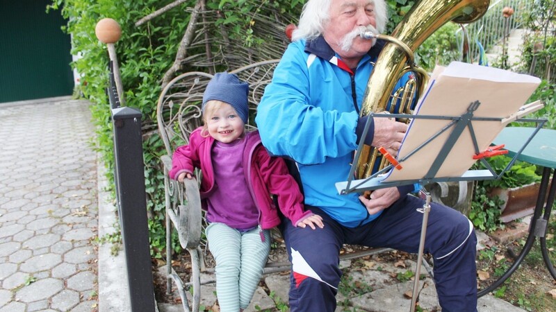 Der Opa kann zünftige Musik machen, das begeistert auch die kleine Josefine.