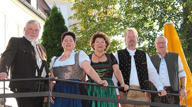 Anja Dietrich (2.v.l.), hier mit drittem Bürgermeister Sebastian Schinhanl (v.l.), Marianne Zeindl, Oliver Pöschl und Josef Beck, soll die Freien Wähler Neufahrn in die Kommunalwahl führen.