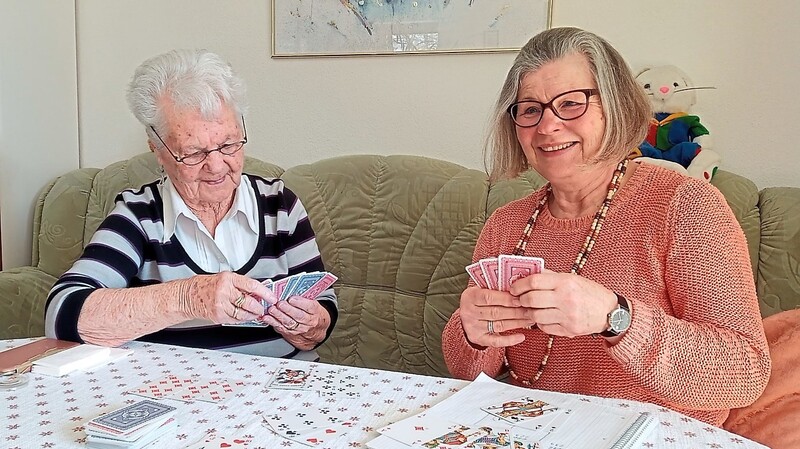 Helga Heider freut sich über die Besuche von Marlene Peisler, die ehrenamtlich zum Kartenspielen kommt.