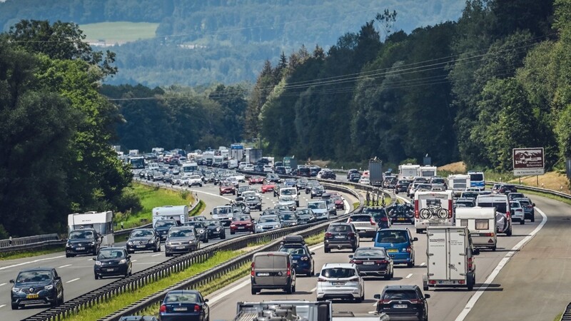 Neben dem bislang vom Bund festgestellten Bedarf möchte Bayerns Verkehrsminister Christian Bernreiter (CSU) noch weitere Autobahnabschnitte beschleunigt ausgebaut haben. Sich gegenseitig mit Autobahnprojekten zu überbieten, passt allerdings nicht in die Zeit.