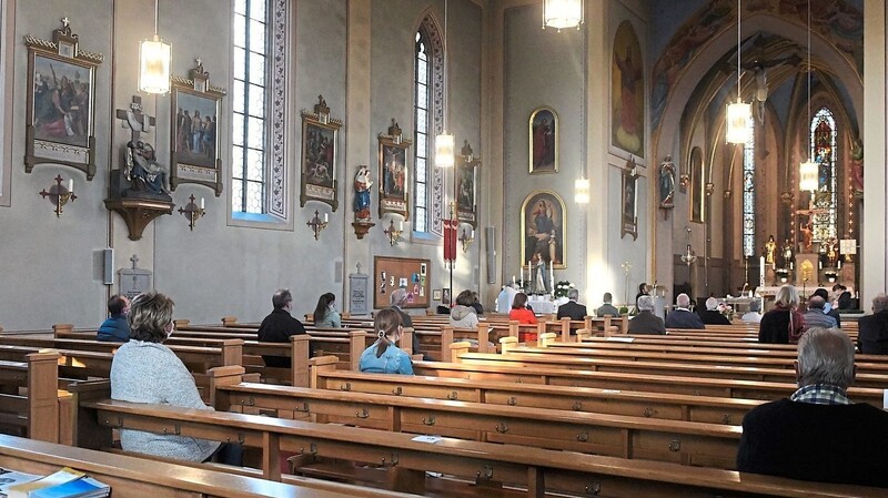 Vorbildlich nach den Corona-Vorgaben wurde die Maiandacht in der Pfarrkirche St. Nikolaus gefeiert.