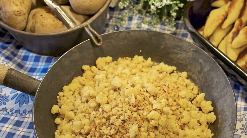 Die Kartoffel sind gekocht (links), der Kartoffelteig liegt in der Pfanne (Mitte), Erpflnudel und Schoppala sind schon fertig (rechts).