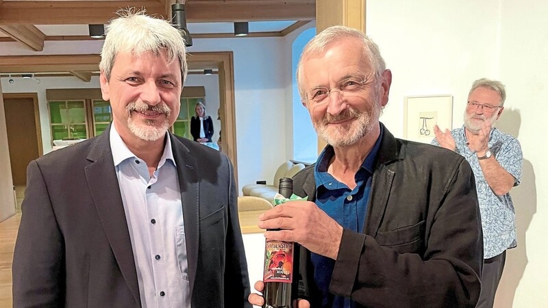 Bürgermeister Bauer dankte Richard Vogl mit einer Flasche Drachenstich-Wein. Rechts im Hintergrund FreiRaum-Vorsitzender Alfred Bruckner.