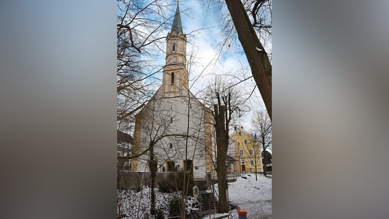 Der Winter gibt den Blick frei auf die St. Salvatorkirche sowie das Kloster. Am Sonntag gedenken die Pauliner ihres Ordensgründers im Rahmen des Patroziniumsfestes.