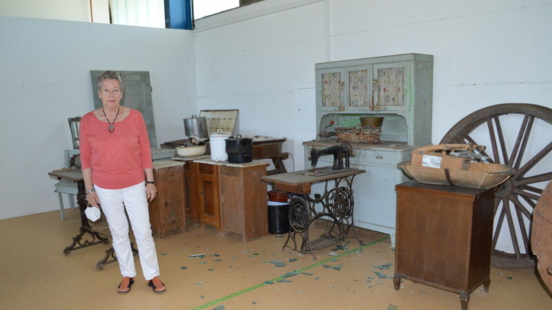 Aus einer Räumung eines "Sacherl" in Berghausen stammen diese Einrichtungsgegenstände - Museumsleiterin Renate Buchberger kann sich hier eine Sonderausstellung zum Thema Wohnen und Haushalt vorstellen.