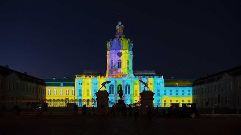Das Schloß Charlottenburg ist beim Probeleuchten zum Festival of Lights illuminiert.