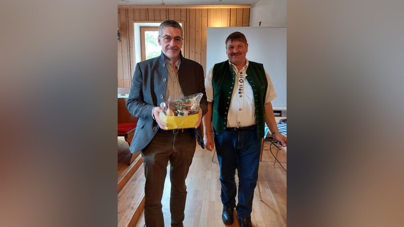 Ortsobmann Sigmund Huber (rechts) bedankte sich beim Chefredakteur des Bayerischen Landwirtschaftlichen Wochenblatts, Sepp Kellerer.