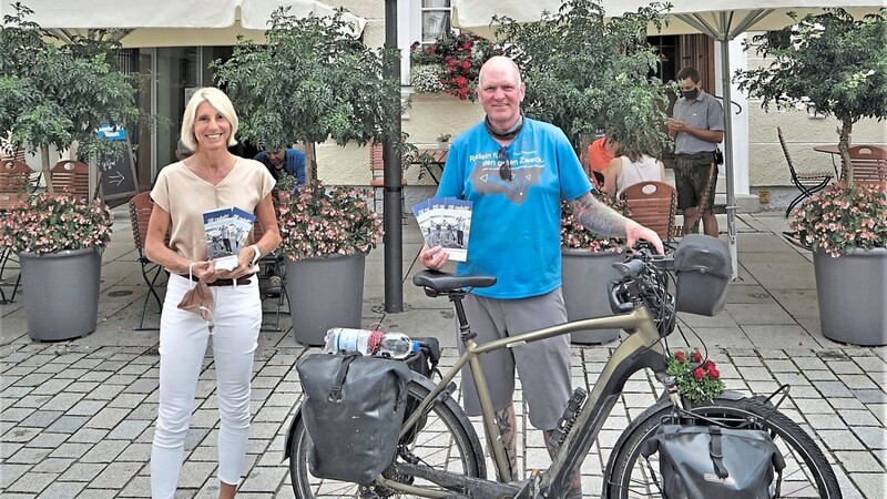 Oliver Trelenberg nach seiner Ankunft am Luitpoldplatz mit Bürgermeisterin Renate Wasmeier.