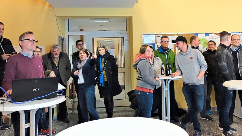 Im Mintrachinger Rathaus warteten eine Reihe von Bürgern auf das Ergebnis der Bürgermeisterwahl.