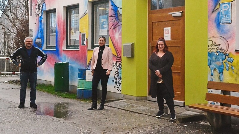 Stadtjugendpfleger Herbert Dressler zusammen mit Bürgermeisterin Sibylle Entwistle (Mitte) und seiner Kollegin Carmen Zuhmann vor dem Jugendzentrum.