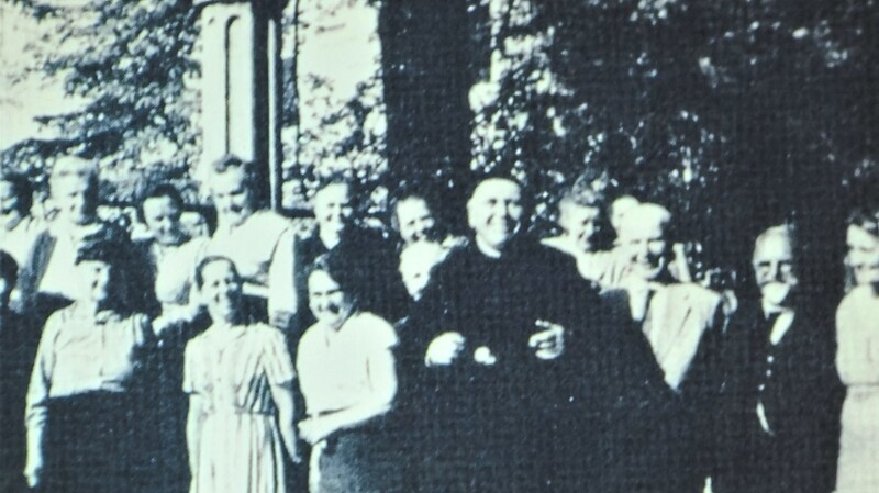 Heimatausflug im Juli 1950 mit den Mitgliedern. Pater Fink unübersehbar in seiner barocken Erscheinung.