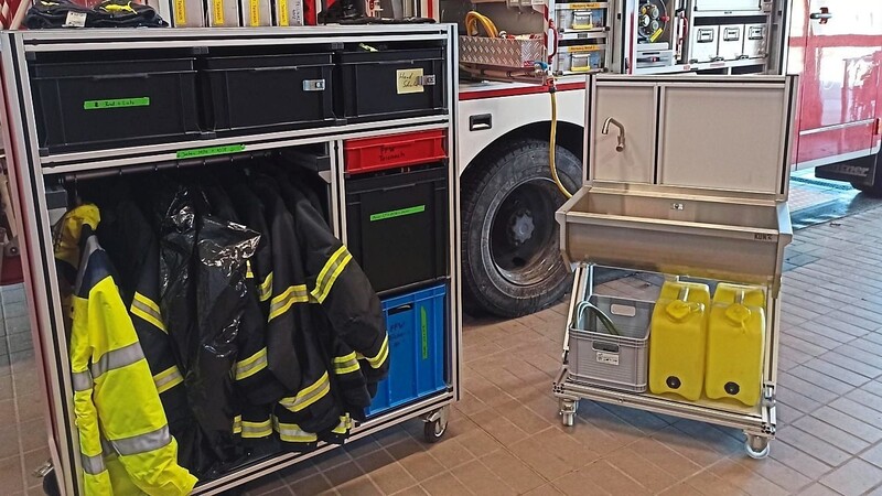 Der Rollcontainer "Wechselkleidung" für die Einsatzstelle und der Rollcontainer "Hygiene" der Teisnacher Feuerwehr, um auch bei größeren Einsätzen oder Schadenslagen die Hygiene sicherzustellen.