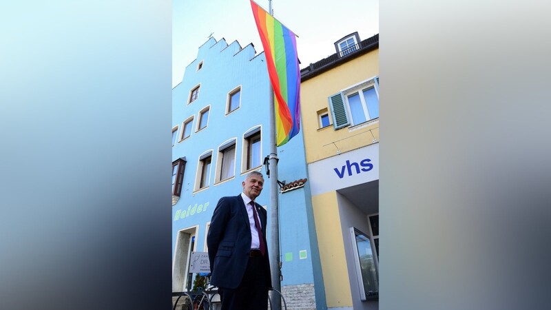 Bürgermeister Josef Dollinger und die Regenbogenfahne.