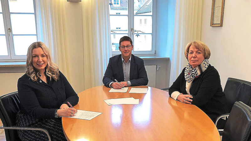 Bürgermeister Helmut Fichtner und Standesbeamtin Heidi Brunner (rechts) mit Farina Maushammer bei der Unterzeichnung des neuen Bestattungsdienstvertrages.