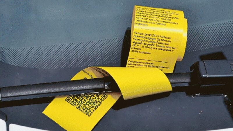 So sieht der gelbe Strafzettel aus, der vom Parkplatzwächter um den Scheibenwischer gewickelt wird.