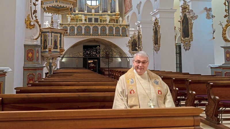 Abt Hermann Josef Kugler hat in der Corona-Zeit in der menschenleeren Kirche in Windberg Gottesdienste abgehalten.