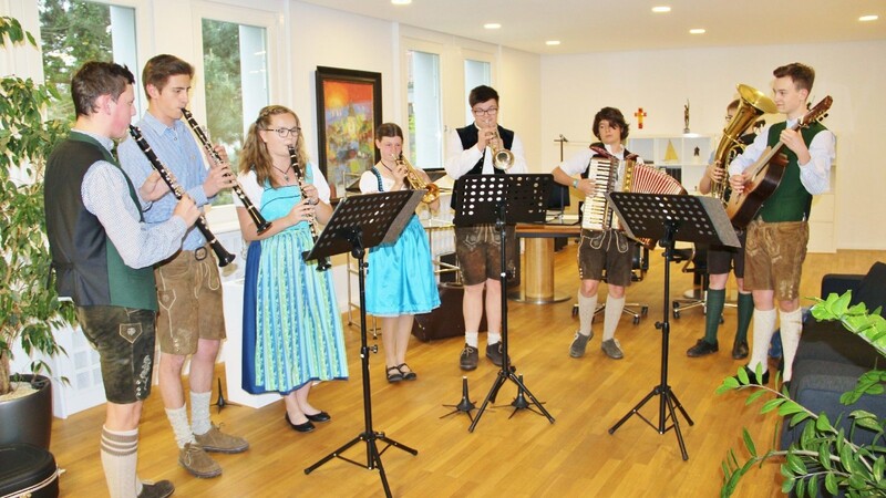 Die jungen Musiker gaben im Büro des Oberbürgermeisters eine Probe ihres Könnens.Die Volksmusikgruppe "Dur´d scho" zu Gast im Rathaus: Oberbürgermeister Dr. Christian Moser hält deren Auszeichnung - den "Jugendfink".