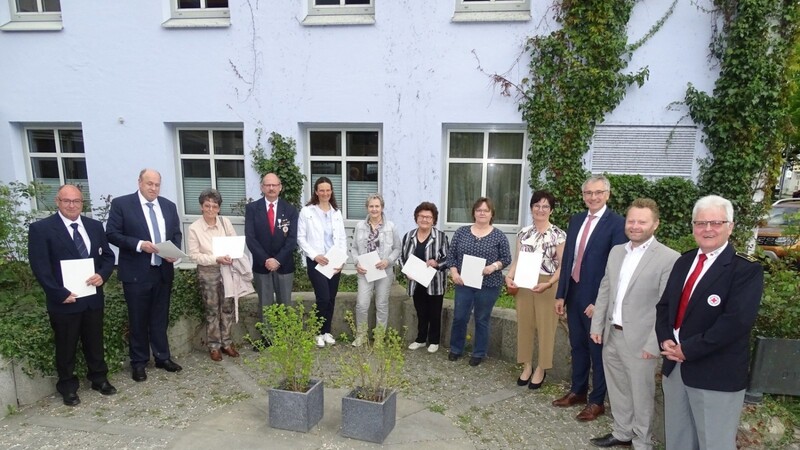 Langjährige ehrenamtliche Mitarbeiter des BRK wurden geehrt. Rechts Landrat und BRK-Kreisvorsitzender Werner Bumeder, Kreisgeschäftsführer Andreas Endl und Kreisbereitschaftsleiter Rudi Frank.