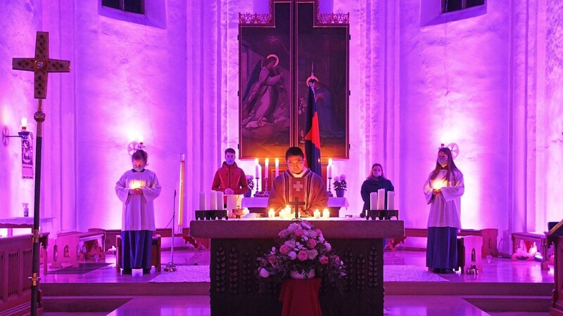Pit Wolfsecker hatte es möglich gemacht, dass das Kircheninnere in violettem Licht erstrahlte.