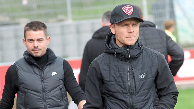 Die Buchbacher Trainer Andreas Bichlmaier (rechts) und Marcel Thallinger konnten trotz der Niederlage mit der Leistung ihrer Rumpftruppe zufrieden sein.