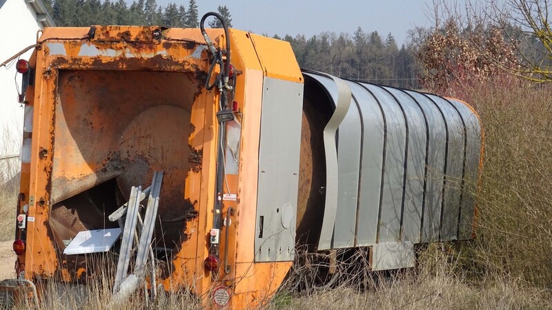 Überreste wie dieser Aufbau eines Müllfahrzeugs sind das Letzte, was der umstrittene Lkw-Verwerter im Gammelsdorf vor dem Ortsteil Kothingried zurückgelassen hat