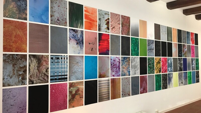 Dagmar Hugks flirrendes Kaleidoskop aus Fotos von 80 unterschiedlichen Oberflächen