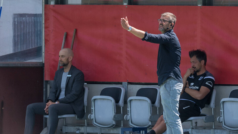 Löwen-Trainer Michael Köllner beim Spiel gegen Rostock. Im Hintergrund Sport-Geschäftsführer Günther Gorenzel (l) und Co-Trainer Oliver Beer.