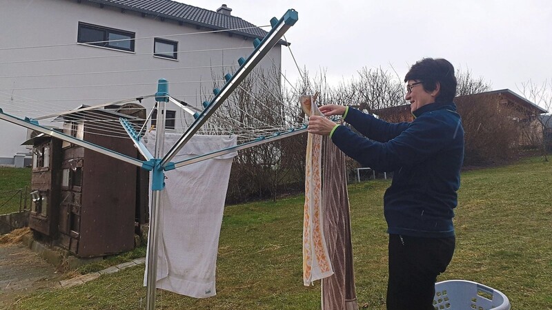 Maria Höcherl von der Gemeinde erklärte, dass man Wäsche ohne Weichspüler an der frischen Luft trocknen lassen soll.