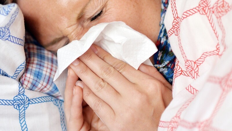 Die Nase läuft, der Kopf brummt: Eine Erkältungswelle hat 2018 zu einem Anstieg der Krankmeldungen im Vergleich zum Vorjahr geführt. Vor allem Beschäftigte, die mit Menschen arbeiten, waren laut Krankenkasse AOK betroffen.