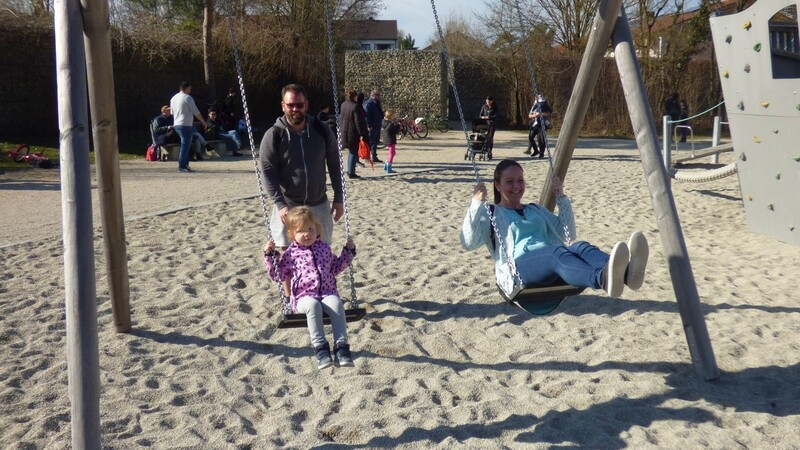 Im Freizeitpark: Die kleine Emma ließ sich von Papa anschieben.