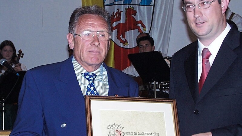 Xaver Bauer (l.) bei seiner Ernennung zum Altlandrat 2002 - die Urkunde überreichte Martin Bayerstorfer, sein Amtsnachfolger als Landrat.
