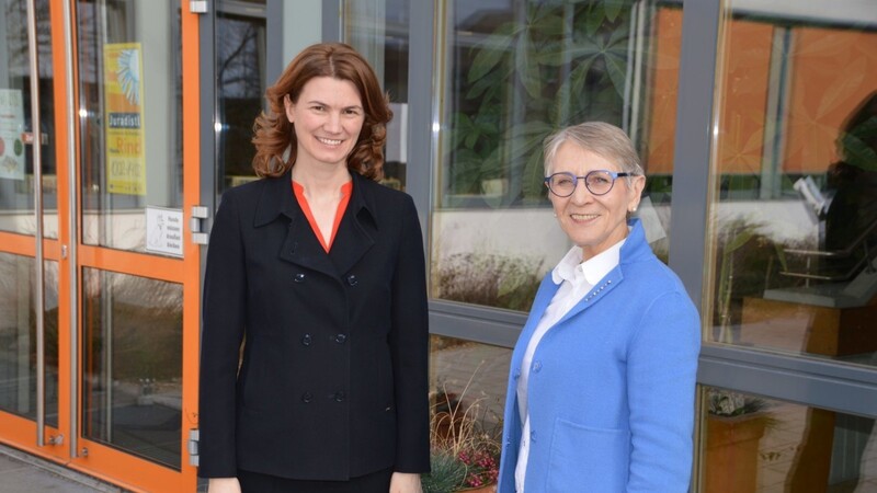 Landrätin Tanja Schweiger und BSZ-Schulleiterin Ernestine Schütz freuen sich über das neue Ausbildungsangebot am Staatlichen Beruflichen Schulzentrum Regensburger Land.
