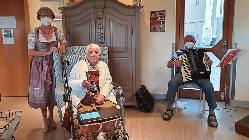 Martin Vogl sorgte für Unterhaltung und beschenkte die Jubilarin mit Musik.